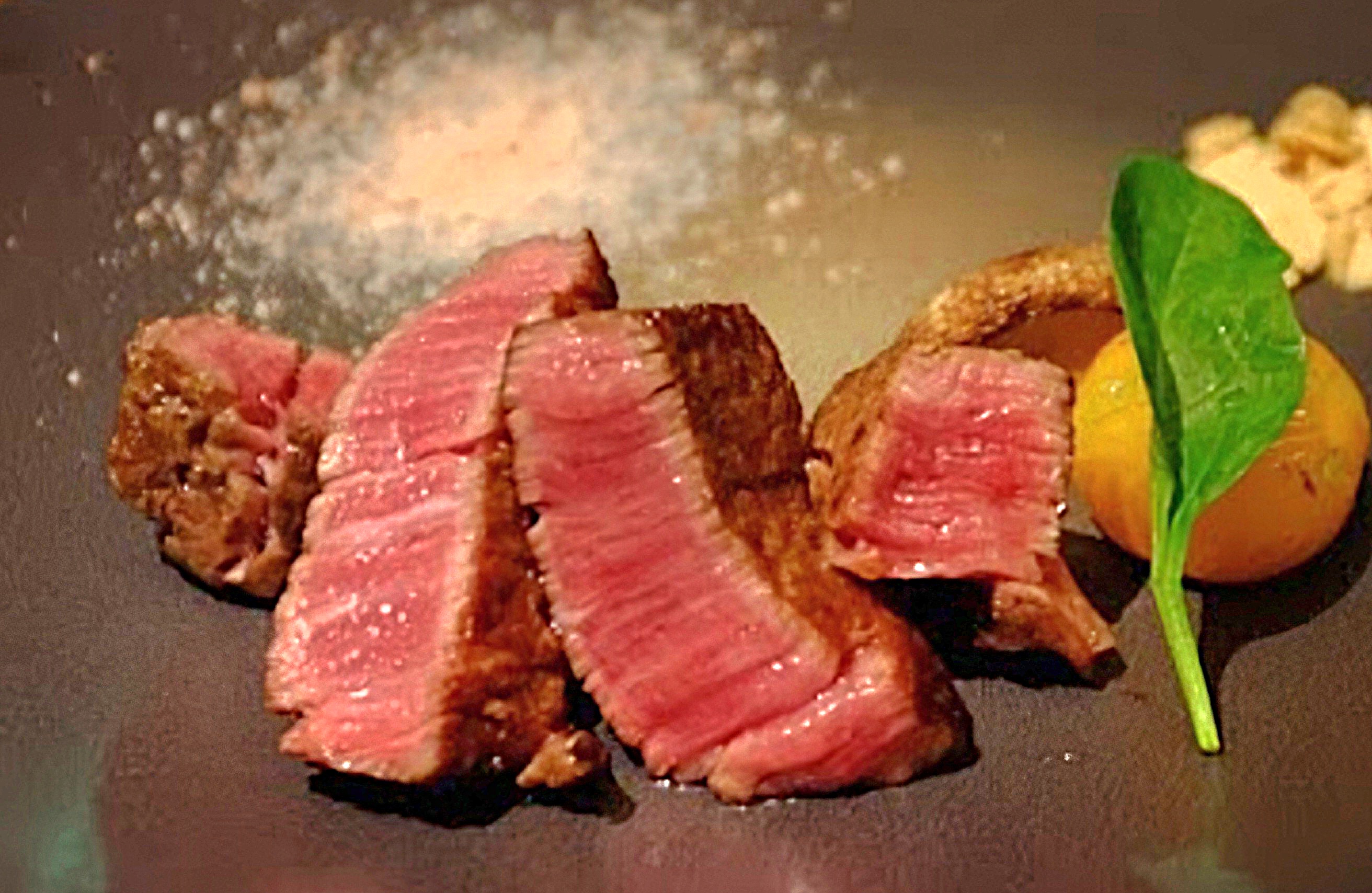 ♦牛排館套餐 150g KOBE BEEF沙朗＆特選牛夏多布里昂　品嚐比較♦　可比較品嚐最高級神戶牛肉沙朗與本店嚴選品牌牛夏多布里昂的炭火燒烤套餐。