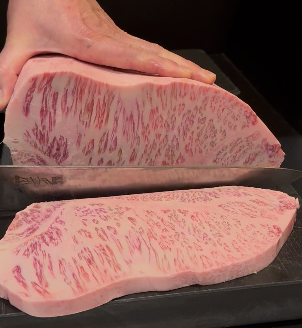 享用2種極品牛舌、名物炙燒神戶肉、神戶牛沙朗、2種肉壽司的勘右衛門人氣套餐