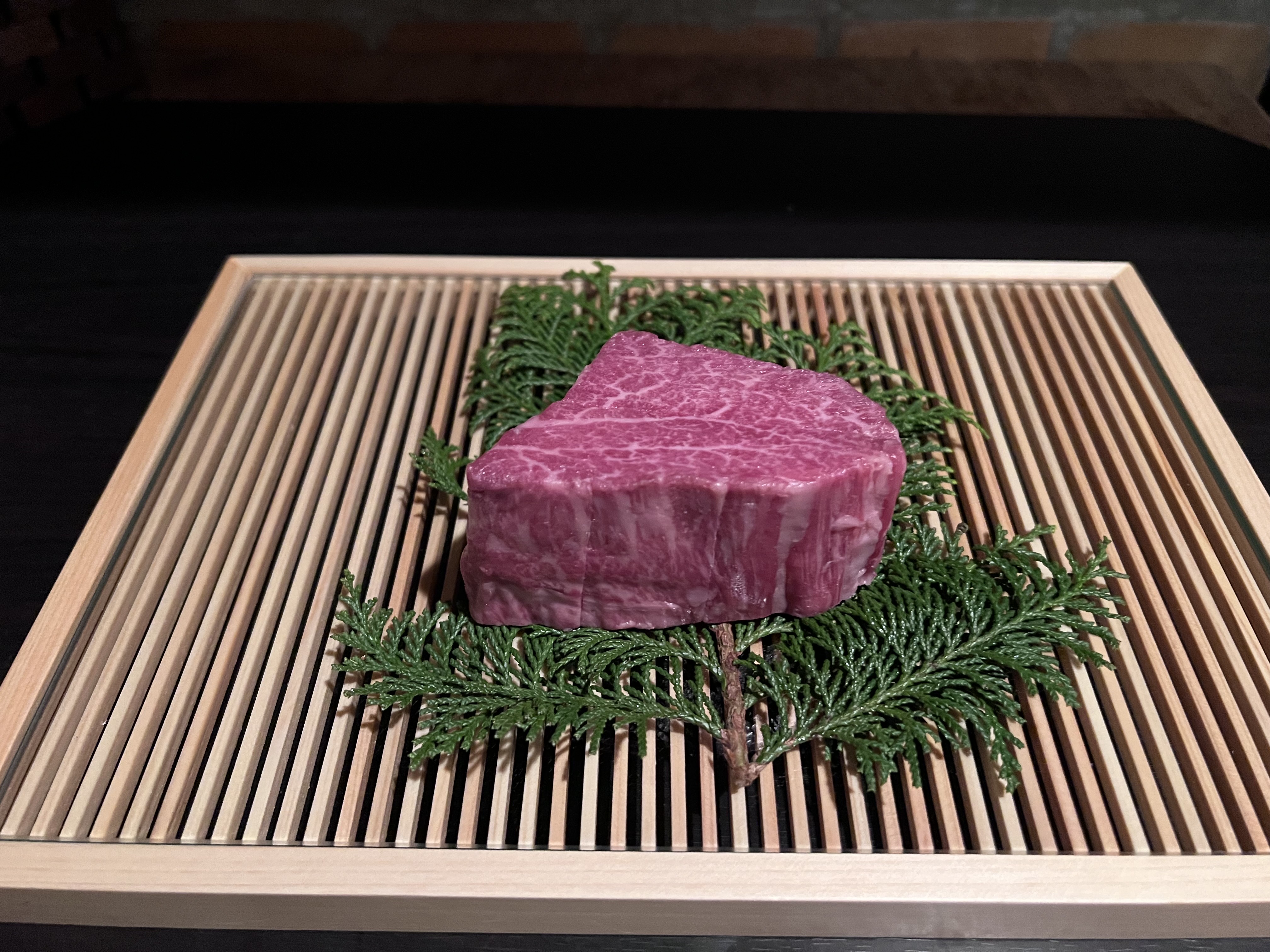極上神戶牛肉和天然車蝦等共10種菜系的套餐, 價格為18,700日幣（不含服務費, 已含稅）。