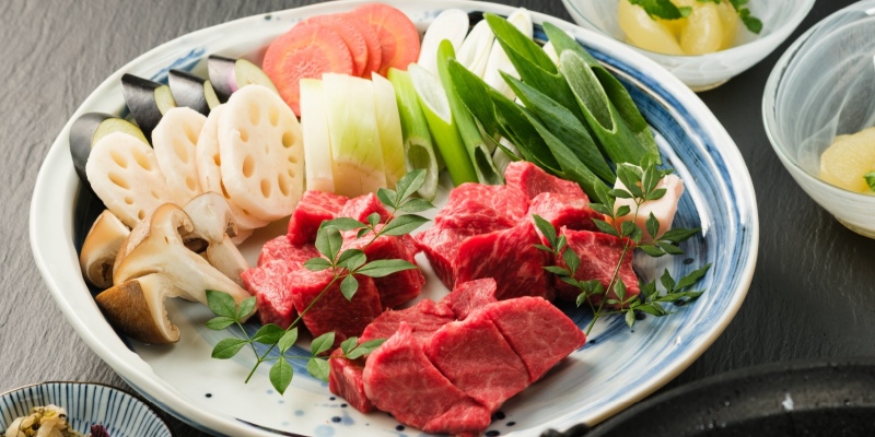 Oil-yaki Kototaki: A luxurious course using three types of premium Kuroge Wagyu beef: rump, sirloin cap, and filet.