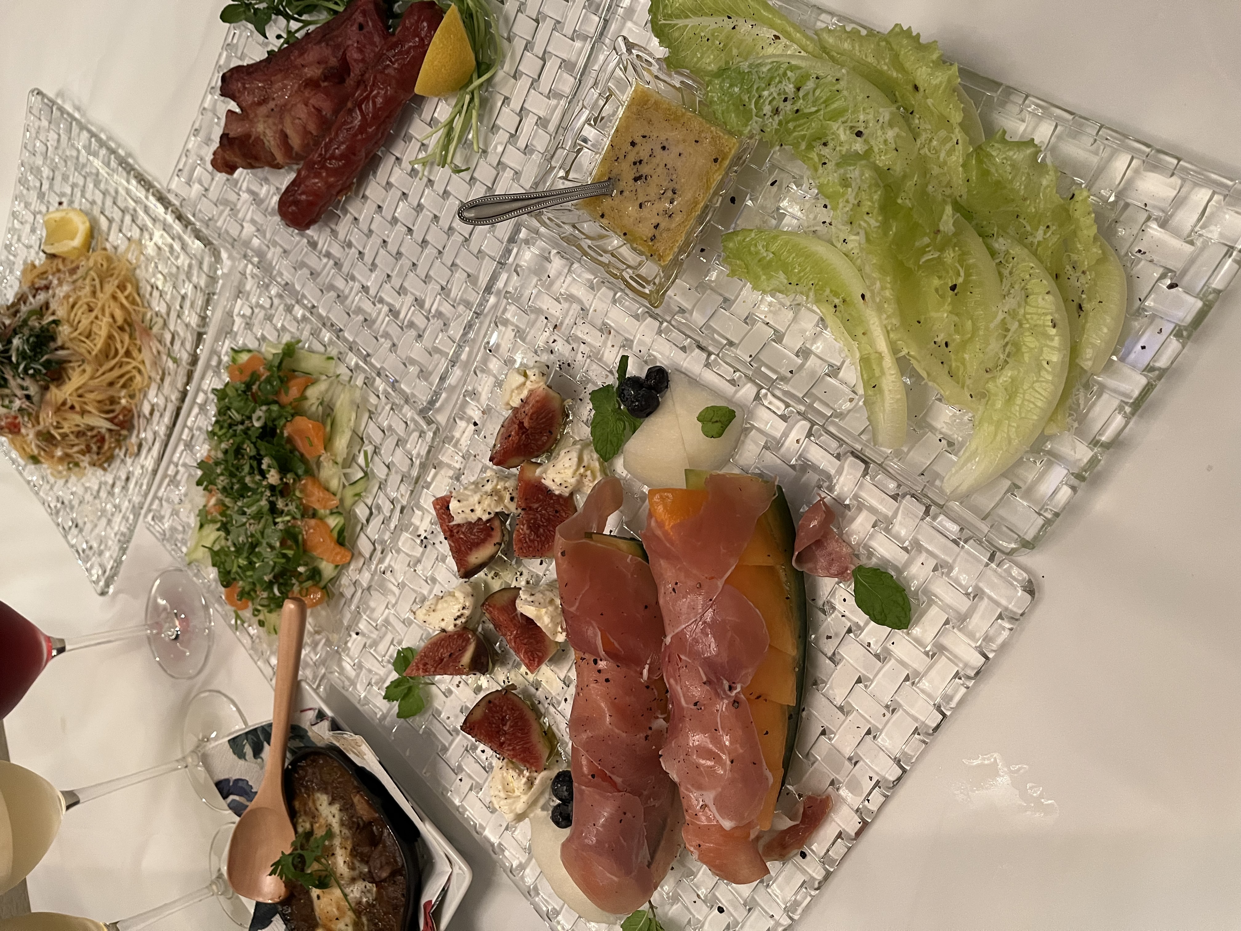 看板メニューのアミューズやこだわりのサラダなど厳選食材を使ったコース全12品