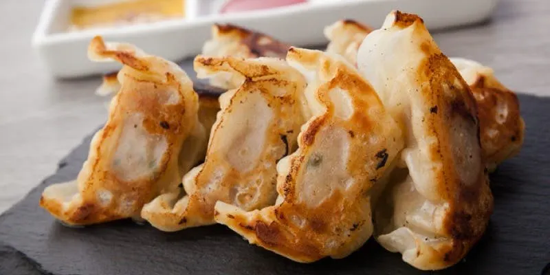 【玫瑰】含香槟的女士聚餐套餐，全套9道菜，包括4种饺子、松露天津饭及甜点。