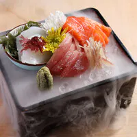 【特别进化寿司套餐】包含玉手箱刺身、熏制寿司、季节精选手握寿司等，从前菜到甜点一应俱全的计划