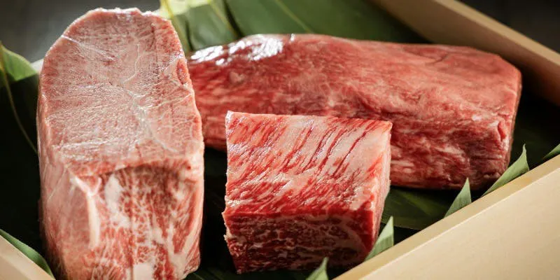 Special course featuring 7 dishes using luxurious ingredients such as Kobe beef and lobster.