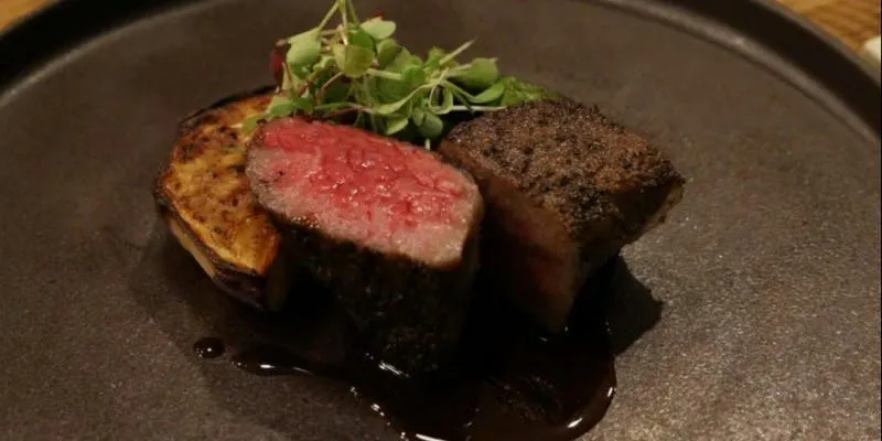 炉窑烤制的和牛瘦肉牛排套餐