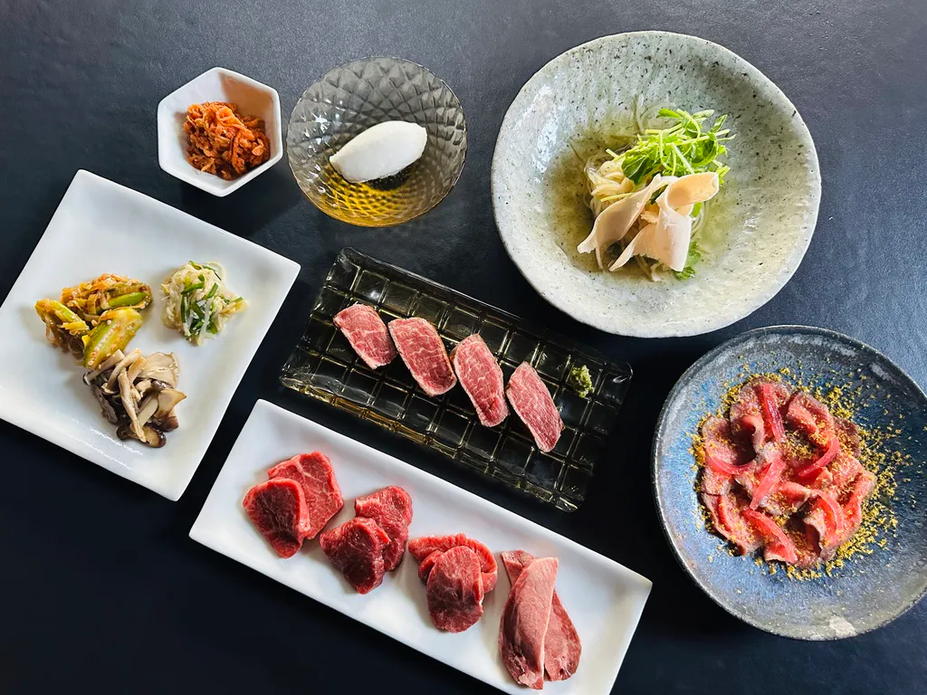 [Weekend Lunch "AKAMI" Yakiniku Course] Enjoy a leisurely feast featuring "Kanpo Wagyu," raised on a diet of 14 different herbal medicines, along with organically grown rice and vegetables.