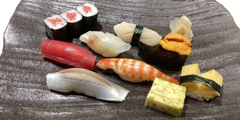 Omakase Course 2: Enjoy 22 seasonal and exquisite dishes made with "seasonal ingredients," including sushi, grilled items, and simmered dishes.