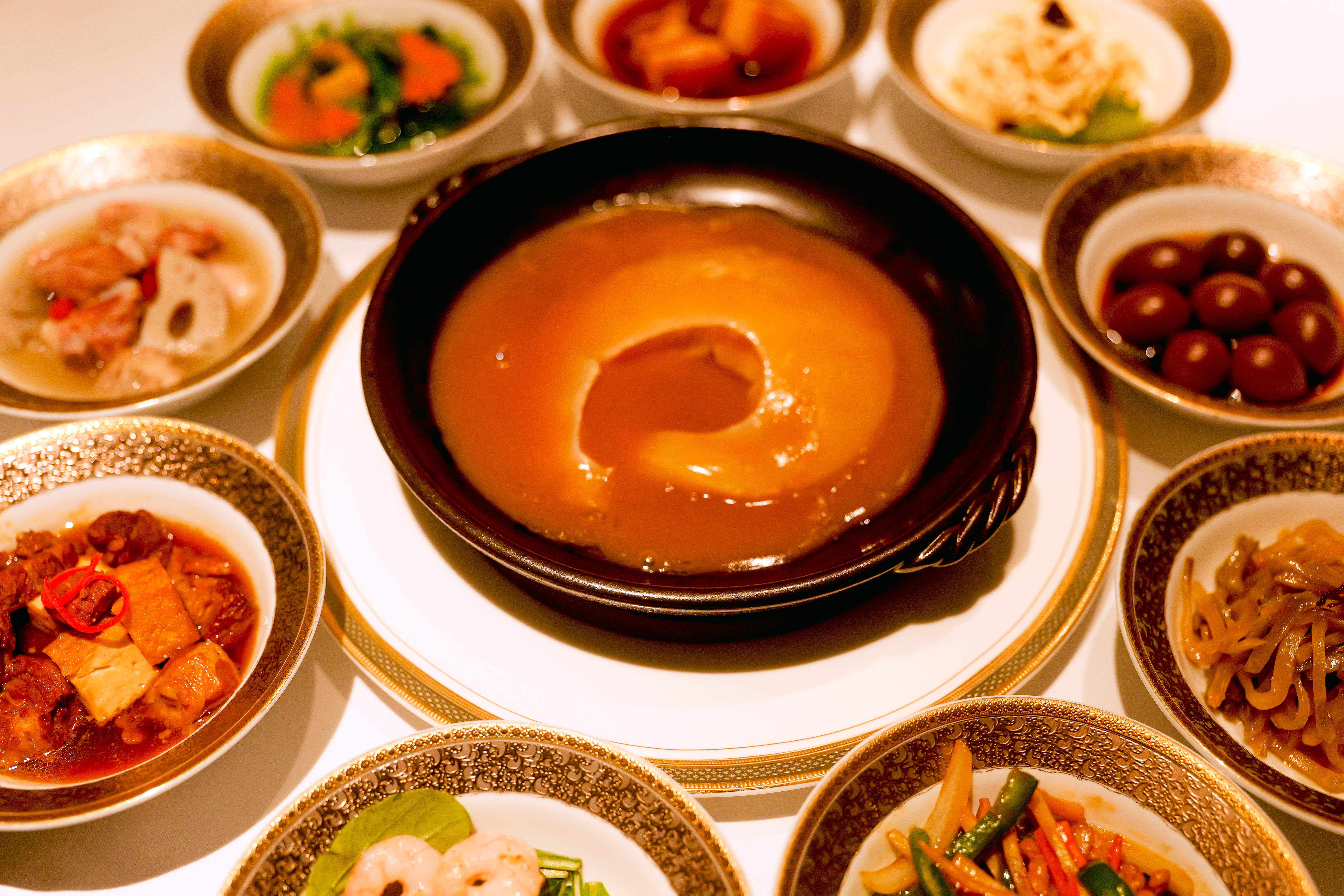 【九福】燉煮整翅（背鰭100克）＋米飯＋10種小碗的最新「魚翅定食風格」