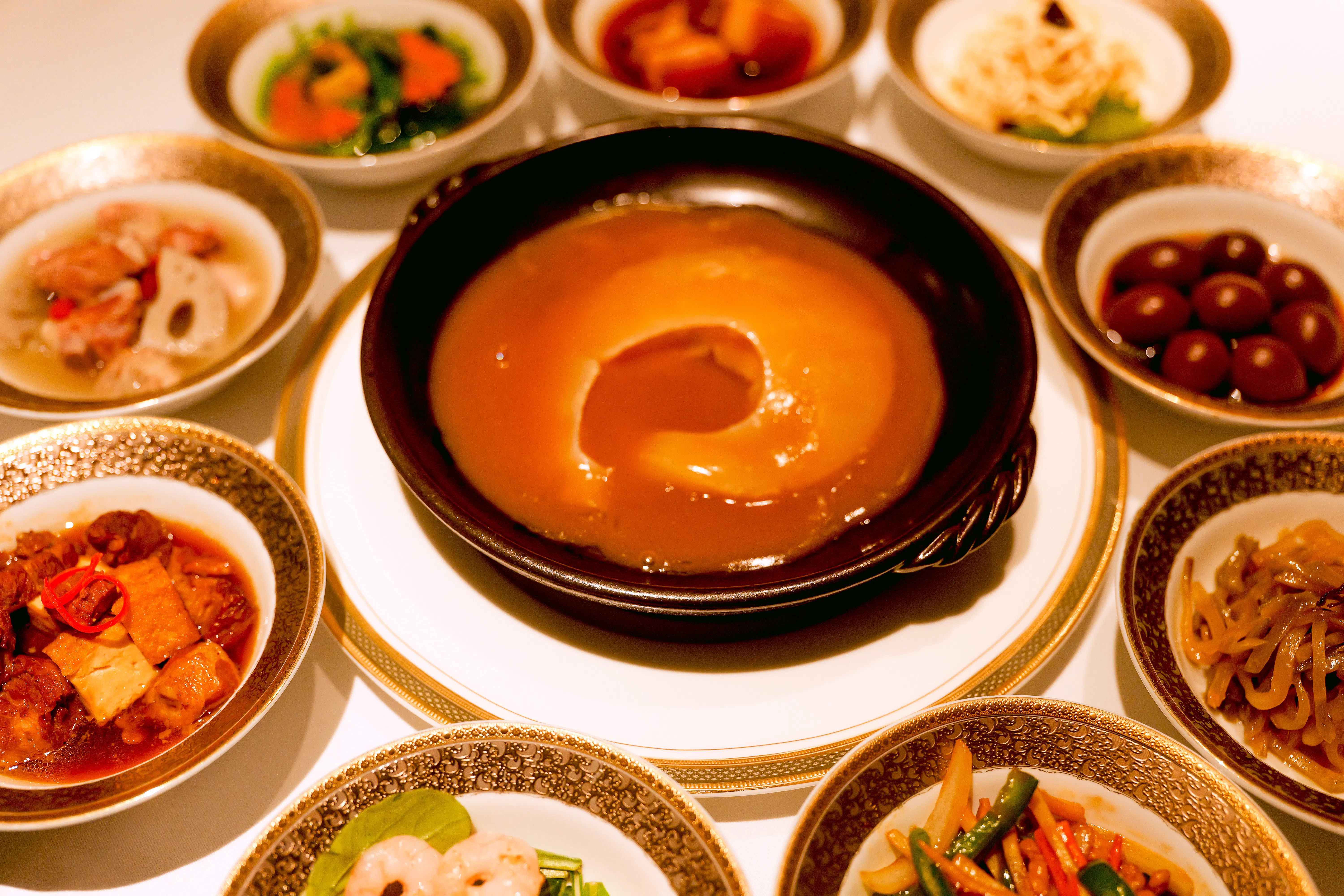 【九福】燉煮整翅(背鰭100克)+米飯+10種小碗的最新「魚翅定食風格」