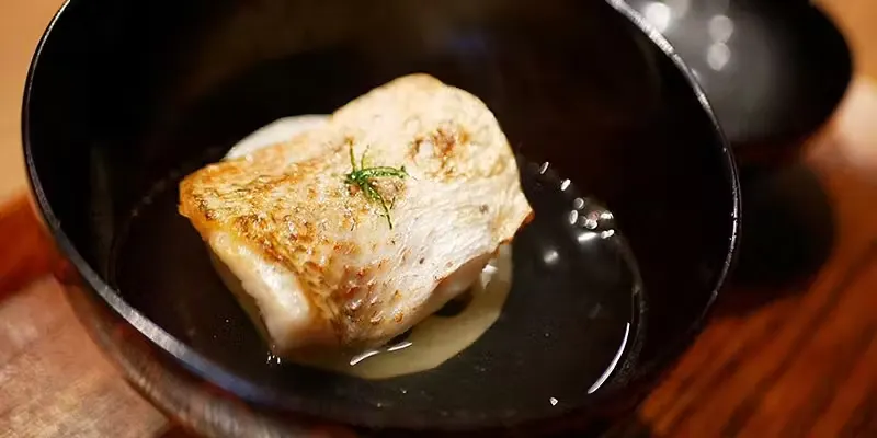 【精选套餐】由烧、蒸、炸等多样烹饪技法精心制作的绝品料理，全10道菜品