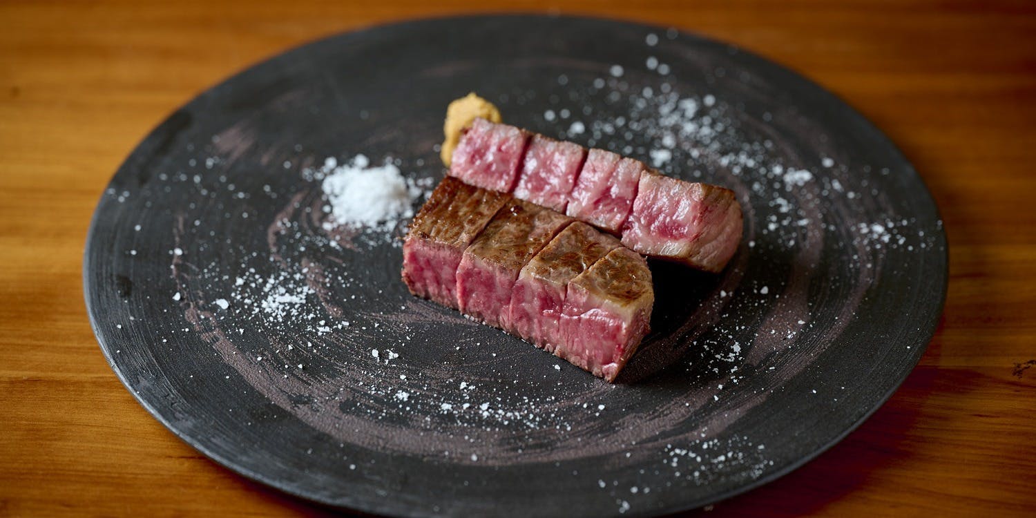 ~Premium Wagyu Steak Course~ Featuring carefully selected lean steaks such as Omi beef and Matsusaka beef shoulder clod, along with our restaurant's signature variety of appetizers, meat dishes, and garlic rice