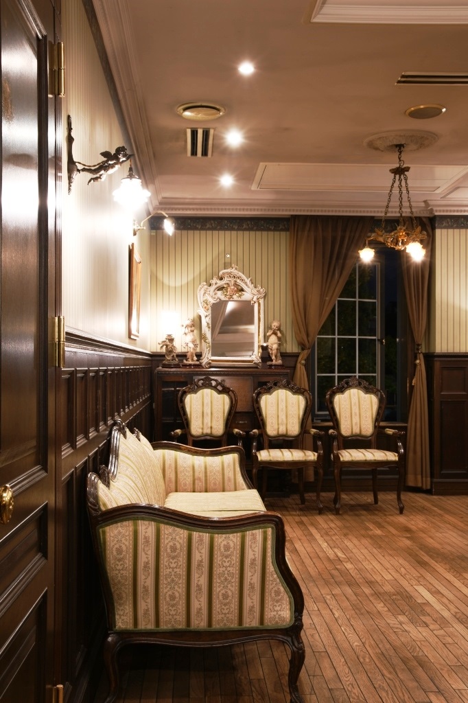 Surrounded by antique furniture ♪ Available for "cosplayer photography ♪" as well "+*☆ Weekdays