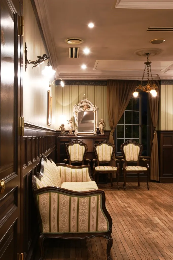 Surrounded by antique furniture ♪ Available for "cosplayer photography ♪" as well "+*☆ Weekdays