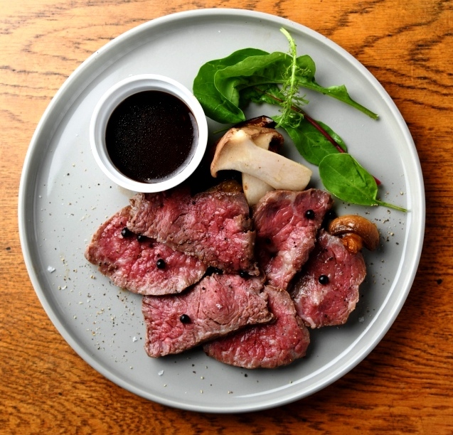 Specialty: Chita beef thick-cut roast beef plan for 2 or more people. All-you-can-drink (+1800 yen) Drink Bar (+540 yen)