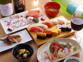 【紀念日・生日◆附贈乾杯飲料&甜點盤的週年紀念套餐】以中Toro、海膽、鮭魚卵等特上握壽司8貫為主，還有生魚片和烤魚等單品料理！ 全8道菜 6500円 / ANNIVERSARY