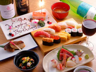 【紀念日・生日◆附贈乾杯飲料&甜點盤的週年紀念套餐】以中Toro、海膽、鮭魚卵等特上握壽司8貫為主,還有生魚片和烤魚等單品料理! 全8道菜 6500円 / ANNIVERSARY