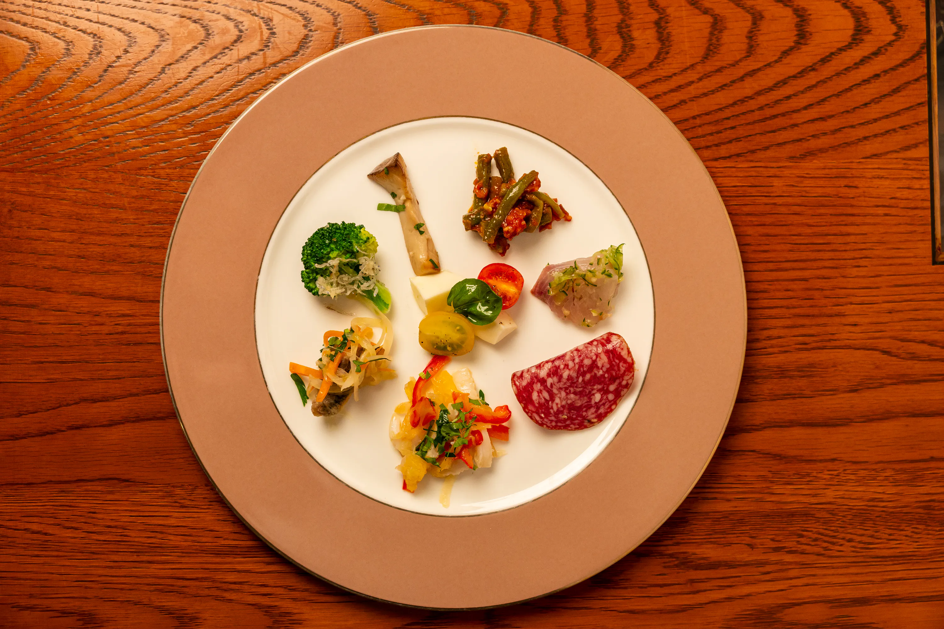 From 9/1, a special course featuring three dishes with a main course, dessert, and coffee (Guests with children are kindly requested to contact us by phone in advance.)