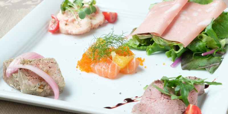 A course including a five-appetizer platter, pasta with blue crab, and tender simmered meat dishes with a 2-hour all-you-can-drink offer.