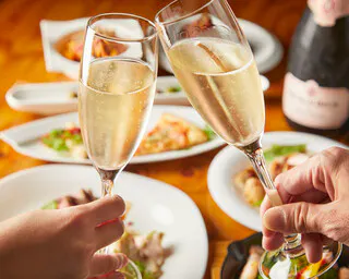 ★Sundays to Thursdays Only★ Girls' Night Out Course♪ Featuring adorable Caprese, rich sea urchin cream pasta topped with salmon roe, and a main course of grilled pork shoulder loin♪ 2.5-hour all-you-can-drink included.