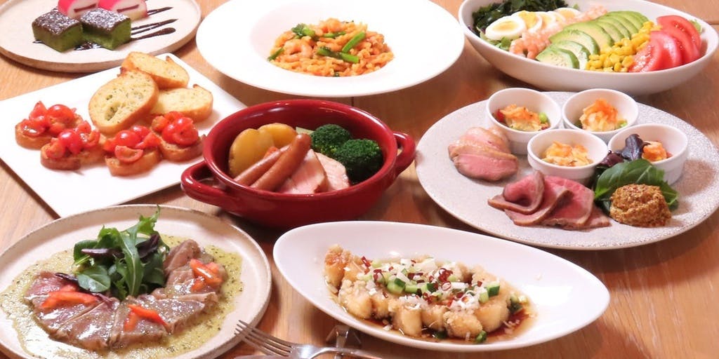 肉、鱼、意大利面、炖菜，附赠甜点，满足您的胃口！共8道菜的“派对套餐”。