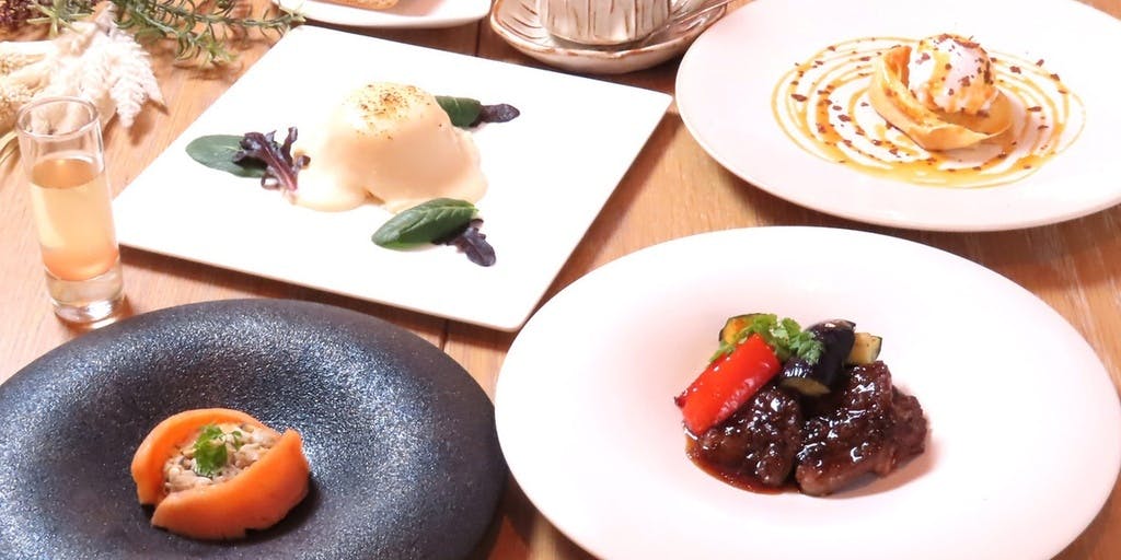 可选择主菜、餐后甜点等共7道菜的「休闲晚餐套餐」