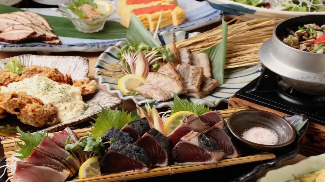 【宴ーうたげー套餐】鰹魚與鰤魚、豬五花的稻草燒烤等食材/8品