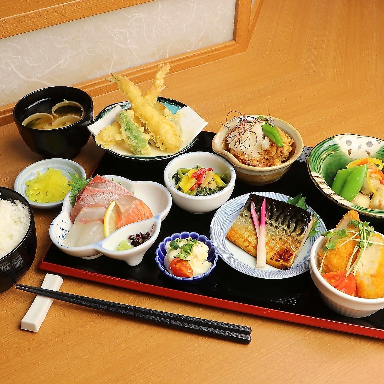 ランチ【魚舟の昼御膳】お造り五種盛り合わせ×出し巻き玉子～蟹餡かけ～など全8品