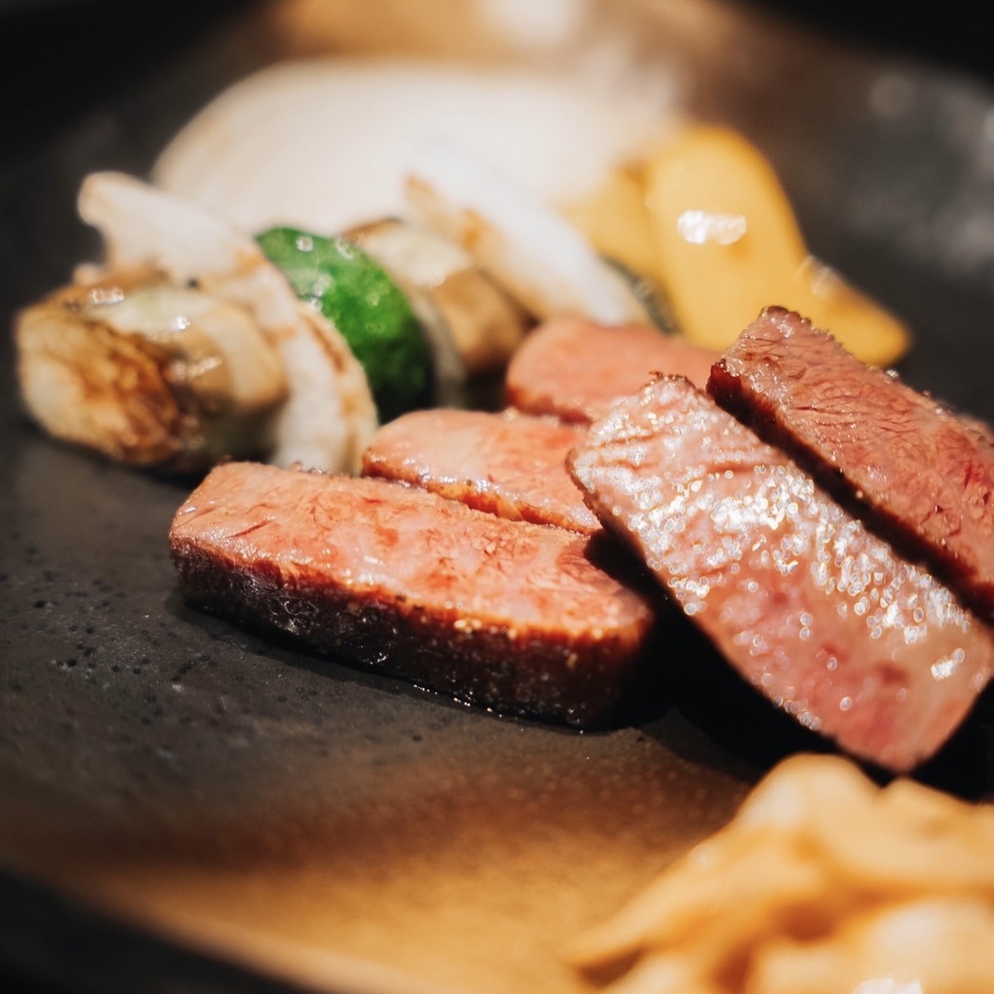 【세심한 마블링과 감칠맛・엄선된 타지마규 설로인 스테이크■다루마 코스】엄선된 타지마규 설로인 스테이크(100g 또는 150g)를 메인으로, 고기 초밥, 계절의 구운 채소・밥・국 등 자유롭게 즐길 수 있는 플랜◎총 7가지 요리