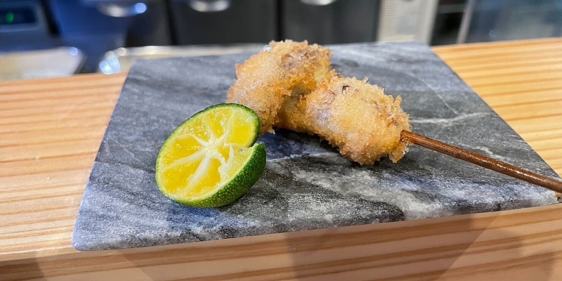 【Hanaoka套餐】由时令鲜鱼和蔬菜以及特制混合油交织而成的极品串炸12串