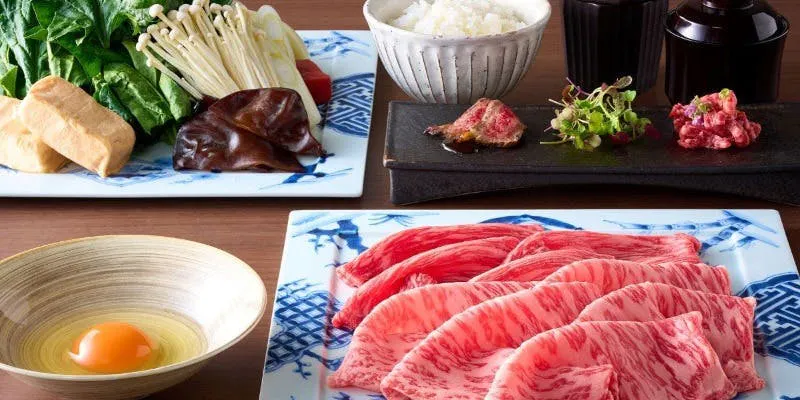 Please savor the Kansai-style seasoning of our sukiyaki. ~Two types of servings: sirloin and lean meat~