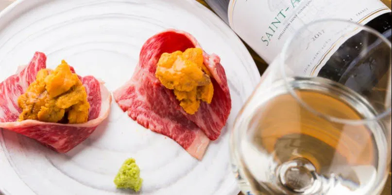 主菜是美国牛肉瘦肉牛排和黄豆粉猪腰肉烧烤的肉家くざん享乐7000日元套餐