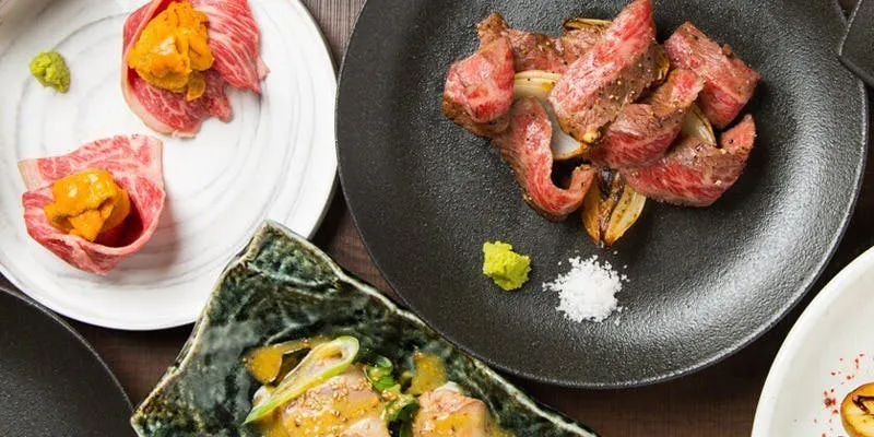 主菜是A4级黑毛和牛牛排的肉家KUZAN满喫10,000日元套餐