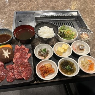 【목~일요일 한정】불고기 런치◆배부르게 만끽. 불고기와 다양한 사이드 메뉴, 디저트가 세트로 제공됩니다.