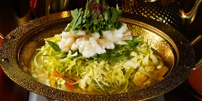 【鍋、〆、デザートのセット】にんにく不使用もつ鍋 特製の絶品卵黄ダレにくぐらせてお召し上がりください