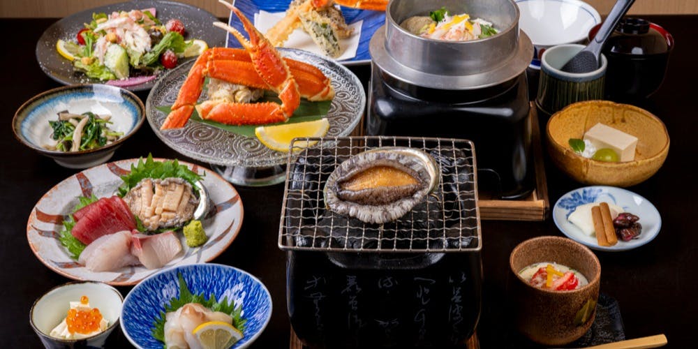 [Boiled Crab & Live Abalone Course] A luxurious 10-course meal featuring a variety of crab dishes and sashimi including abalone