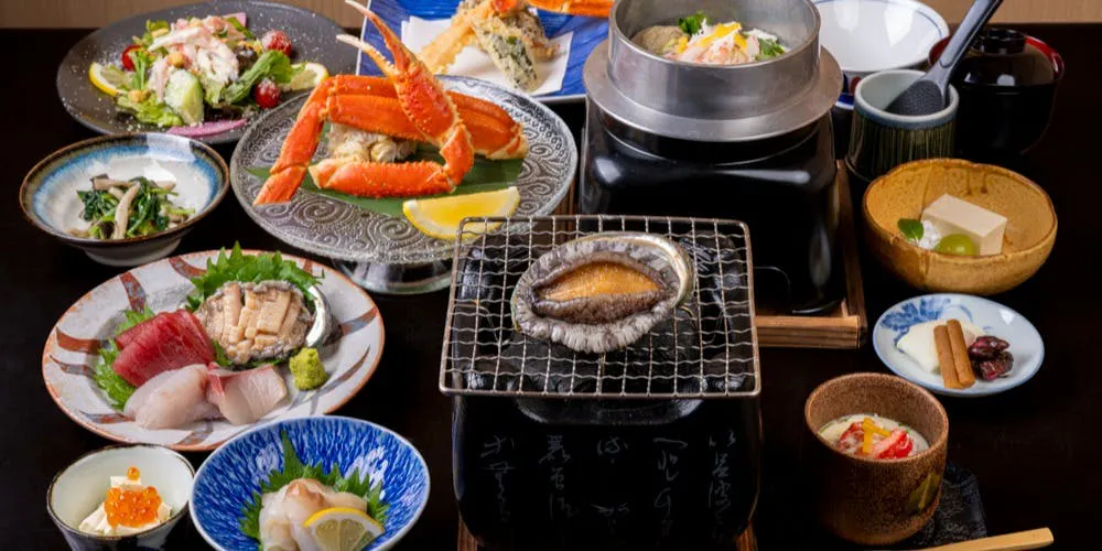 【煮蟹&活鲍鱼套餐】可品尝丰富多样的蟹料理与含鲍鱼的刺身拼盘的豪华10道菜套餐