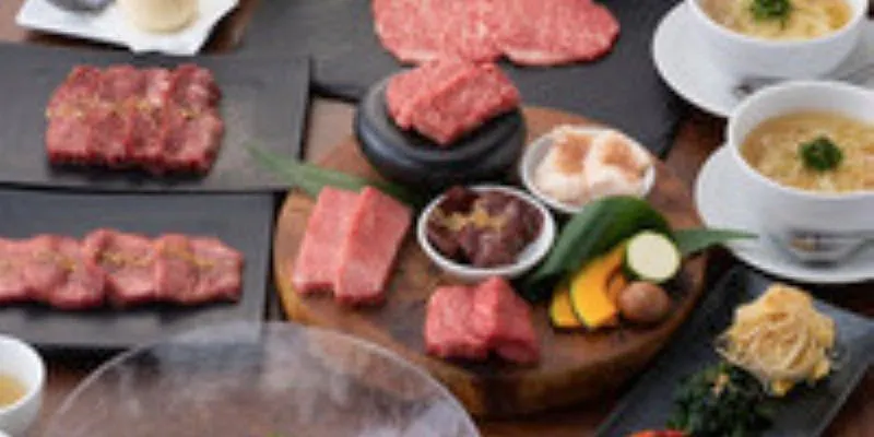 【USHIHACHI套餐】人氣菜單中的和牛生拌牛肉、4種燒肉拼盤、嫩肉3秒炙烤等共9道菜