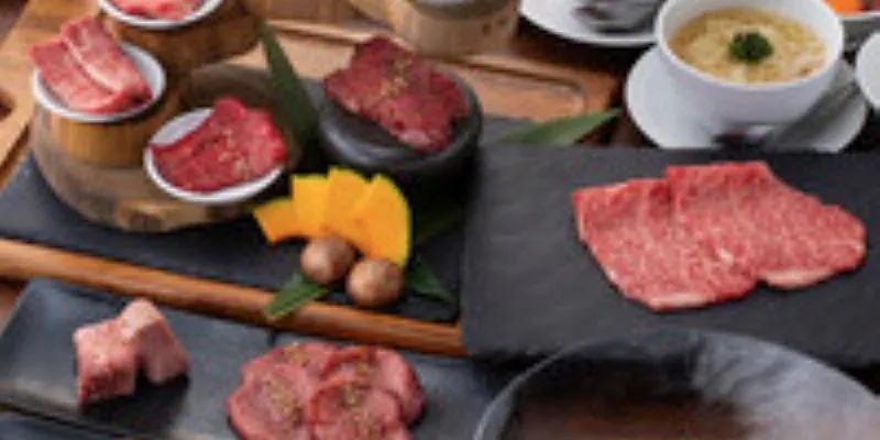 【極致套餐】附無限暢飲,包含和牛生拌牛肉、極品牛舌、3秒炙烤嫩牛肉、整頭牛7種拼盤……等共10道菜