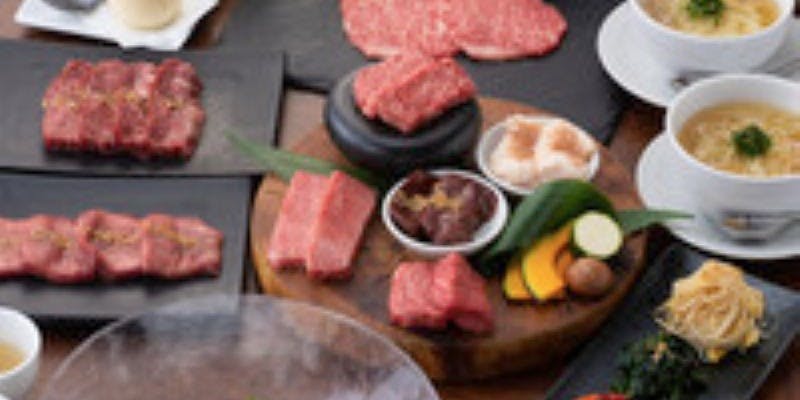 [Ushihachi Course] Includes all 9 popular items such as Wagyu Yukhoe, a 4-kind assorted yakiniku platter, and 3-second seared melt-in-your-mouth beef, with all-you-can-drink included