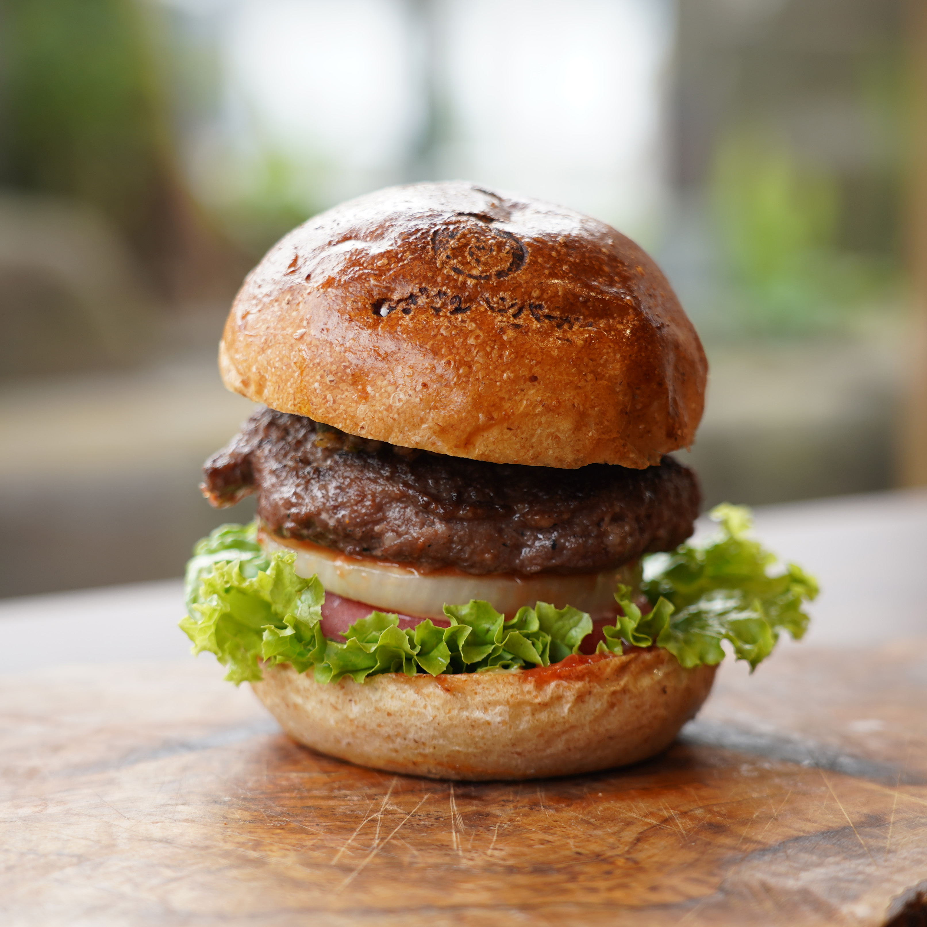[Wood-Fired Burger Plan] A set of "Classic Burger" made with wood fire and your choice of drink.