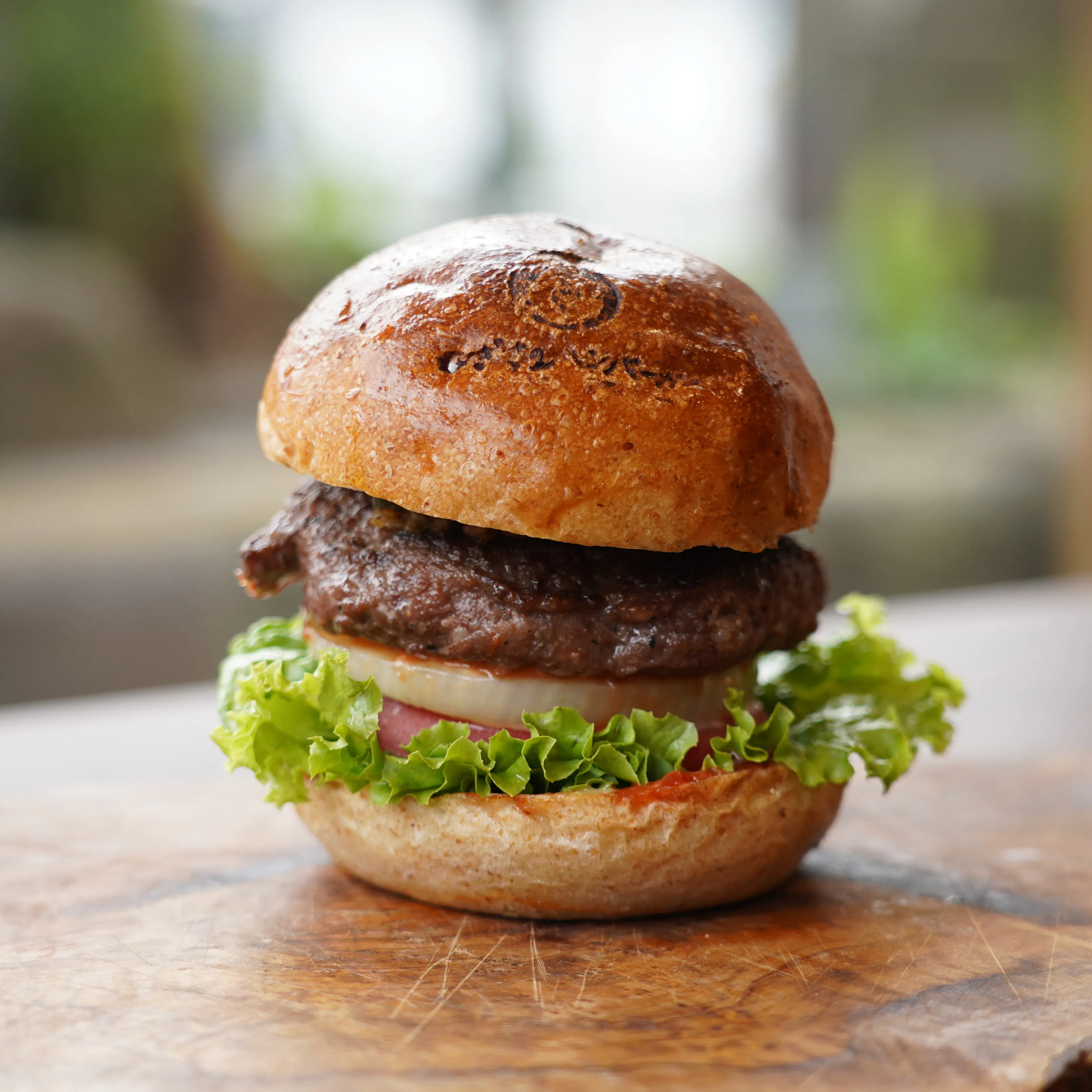 [Wood-Fired Burger Plan] A set of "Classic Burger" made with wood fire and your choice of drink.