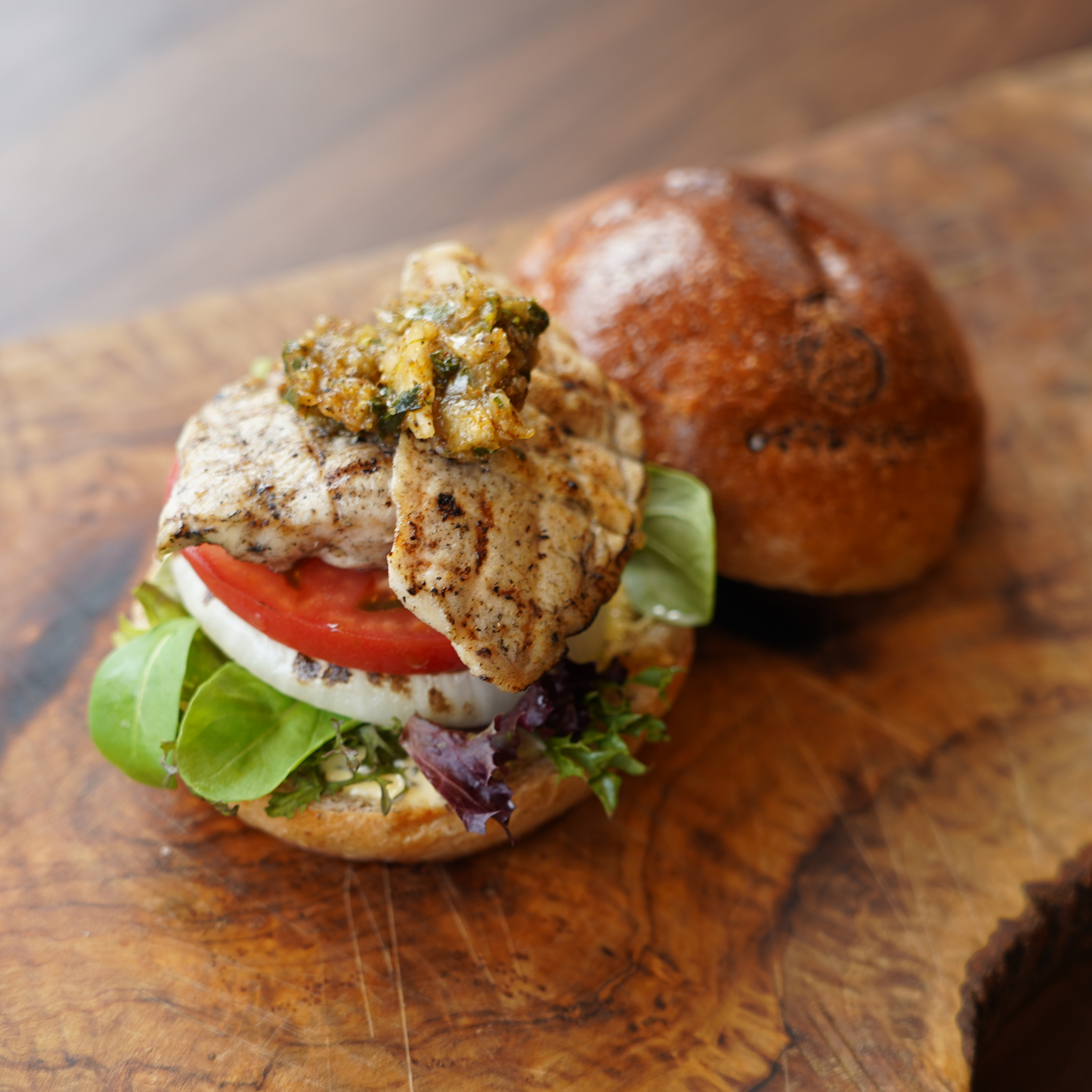 [Weekday Lunch Exclusive] Wood-fired Chicken Burger with Seasonal Mini Salad, Kamakura Vegetable Chips, and a Post-meal Cafe