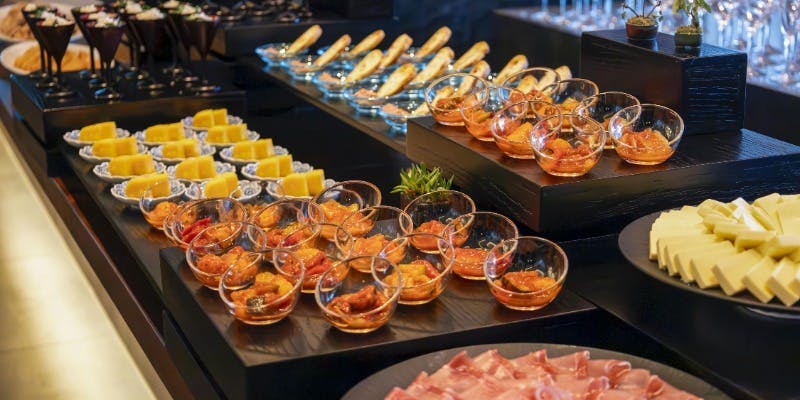 ＜平日午餐自助餐＞以壽司為主的約100種料理、約10種甜點！