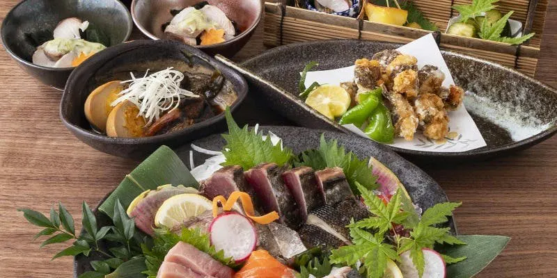【春限定・特撰土佐会席】 初鰹と藁焼き肉三種、旬の食材など、少しづつ色々味わう特選コース 全16品