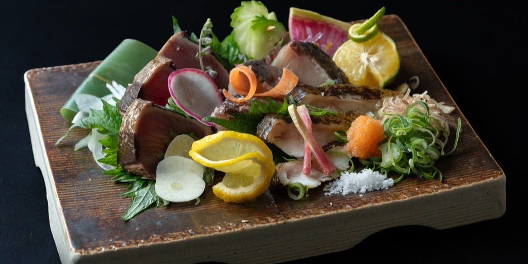 【春限定・高知堪能コース】 初鰹お造りと藁焼き三種盛りを楽しむ宴会コース 全12品