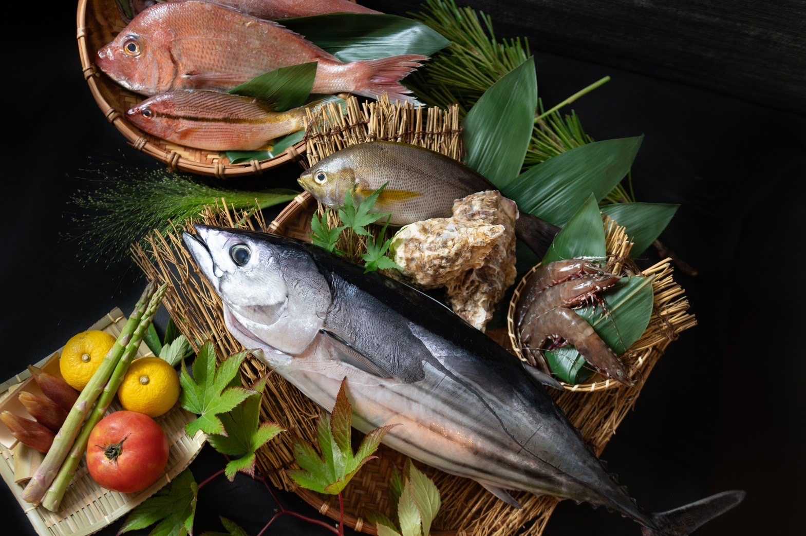【季節のおまかせコース】人気のわら焼きかつおと本マグロ入りお造り3種、四万十麦酒牛、四万十産うなぎ、厳選した旬のお料理など全17品