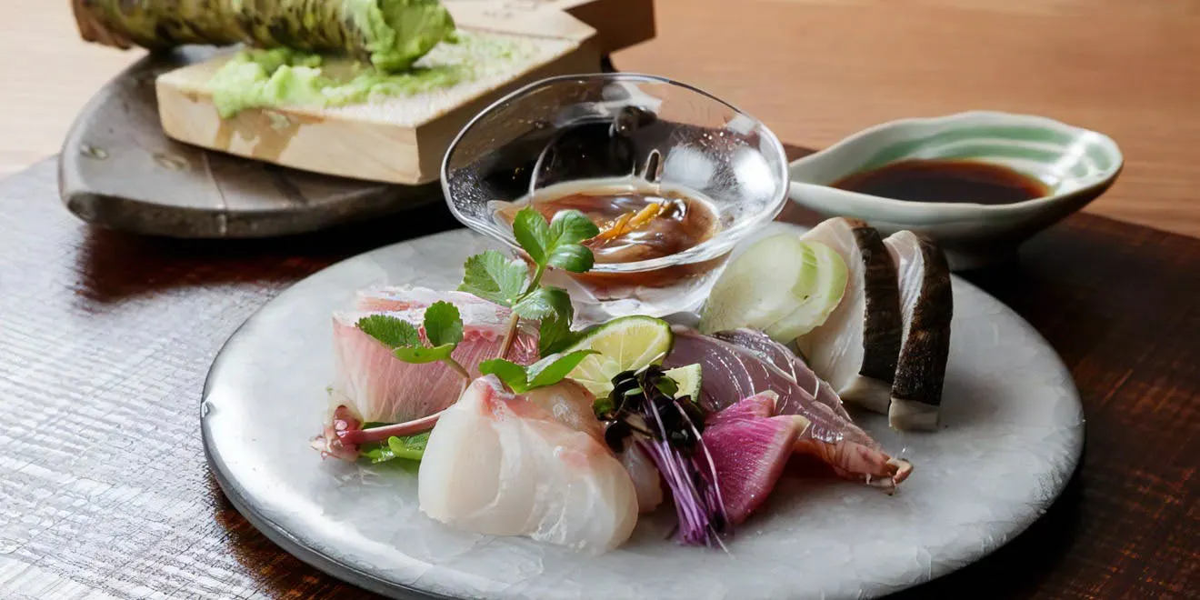 At [Nagi], you can enjoy dishes such as sashimi made with seasonal ingredients, vinegared dishes, grilled items, and finish off with seasonal sea bream kamameshi.