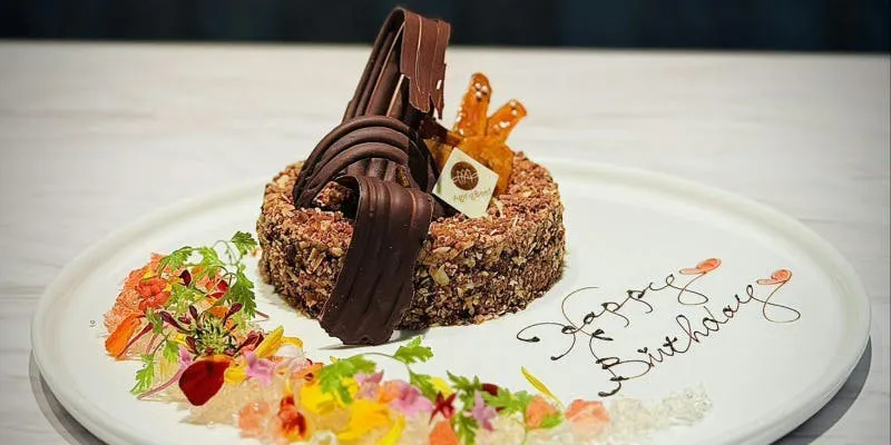 【煌】ホールケーキ+タンや上赤身・特選ロース焼きすきの食べ比べなど11品
