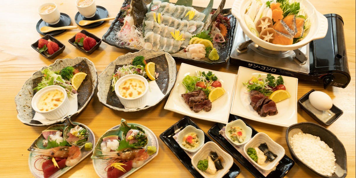 [Ishikari Nabe Course] Speaking of Hokkaido hot pots, it has to be "Ishikari Nabe" - with Hokkaido Taisetsu Salmon - 9 dishes in total