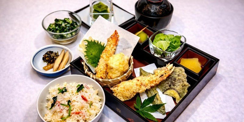 【納涼床午餐菜單】～松花堂午餐～螃蟹天婦羅、螃蟹飯等共7道菜
